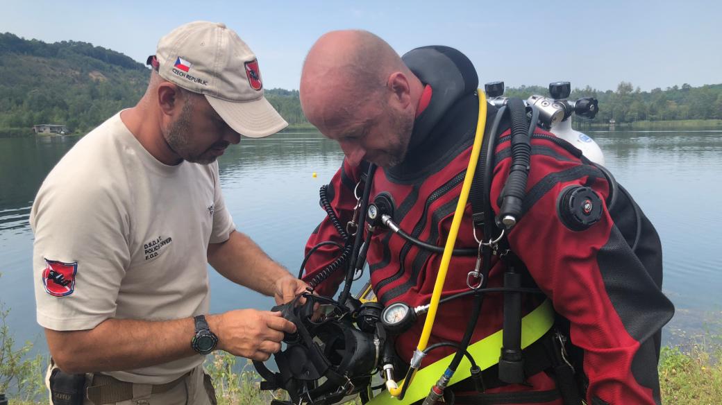 Čeští policejní potápěči společně s pyrotechniky pomáhají odminovat jezera a řeky v Bosně a Hercegovině