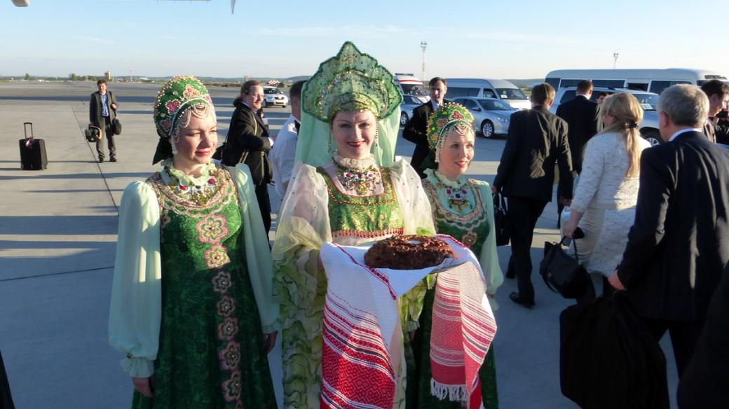 Přivítání české delegace na ruském letišti