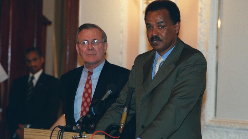 Eritrejský prezident Isaias Afwerki (vpravo) na archivním snímku z roku 2002