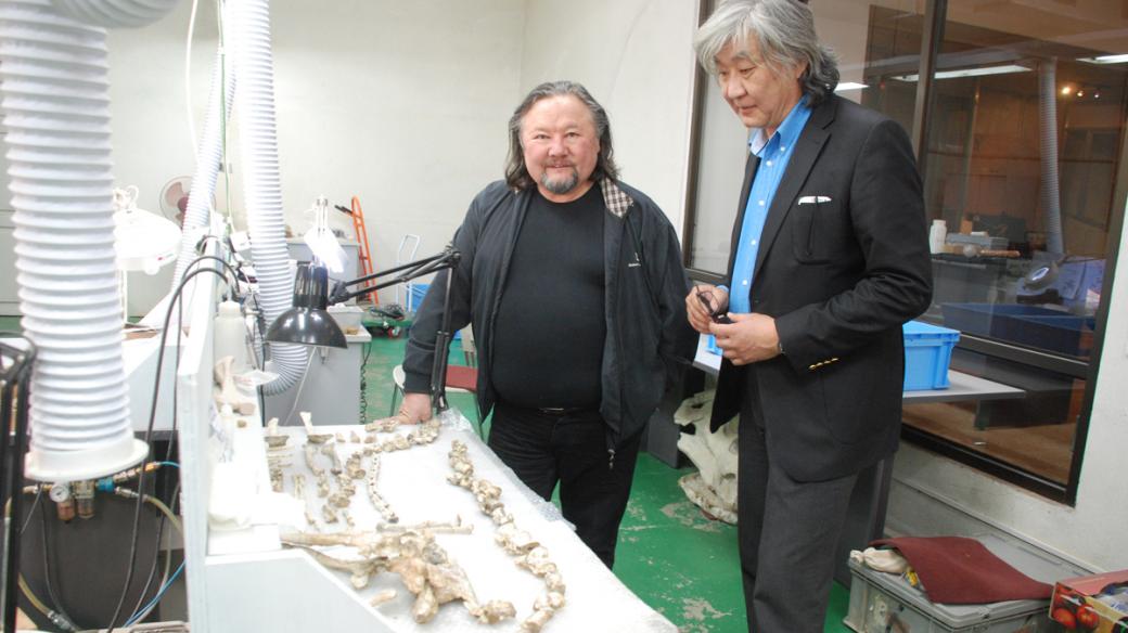 Ředitel paleontologické laboratoře Tsogtbaatar je sympatický padesátník s mongolsky netypickou bradkou a delšími vlasy
