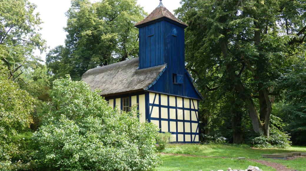 Kostelík v lesích, který pomohl z ruin postavit otec Merkelové, farář Käsner