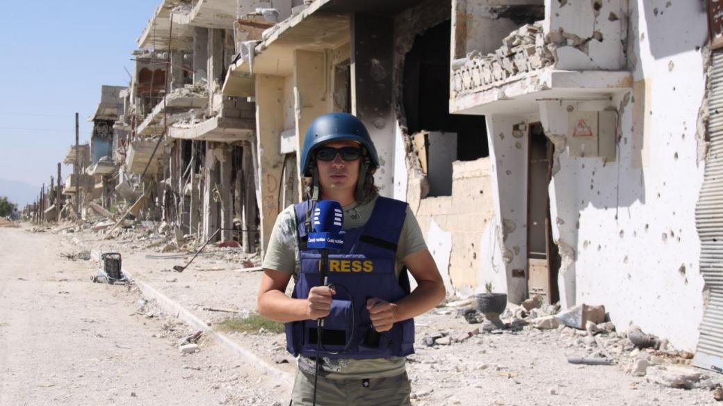 V občanskou válkou poničeném městě Al-Qusair natáčel zvláštní zpravodaj Českého rozhlasu v Sýrii Robert Mikoláš