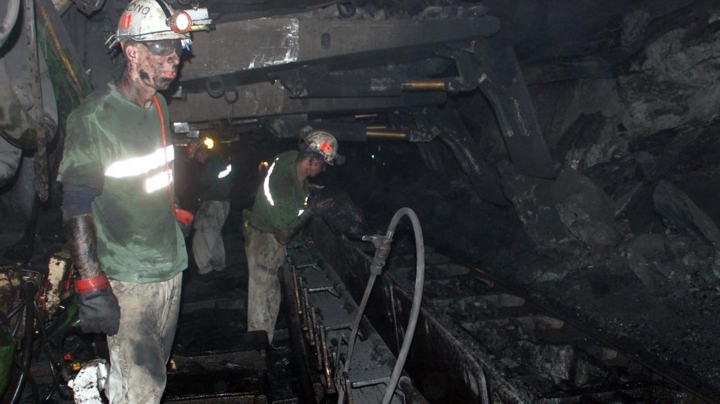 Horníci při opravě pásového dopravníku centrálního odtěžení uhlí  z porubu do skipoveho zasobniku.