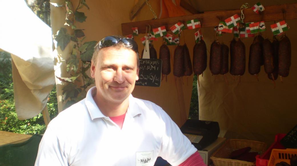 Maďarský řeznický mistr László Kósa kombinuje šedé hovězí s kachním masem a chce to prodávat jako květiny