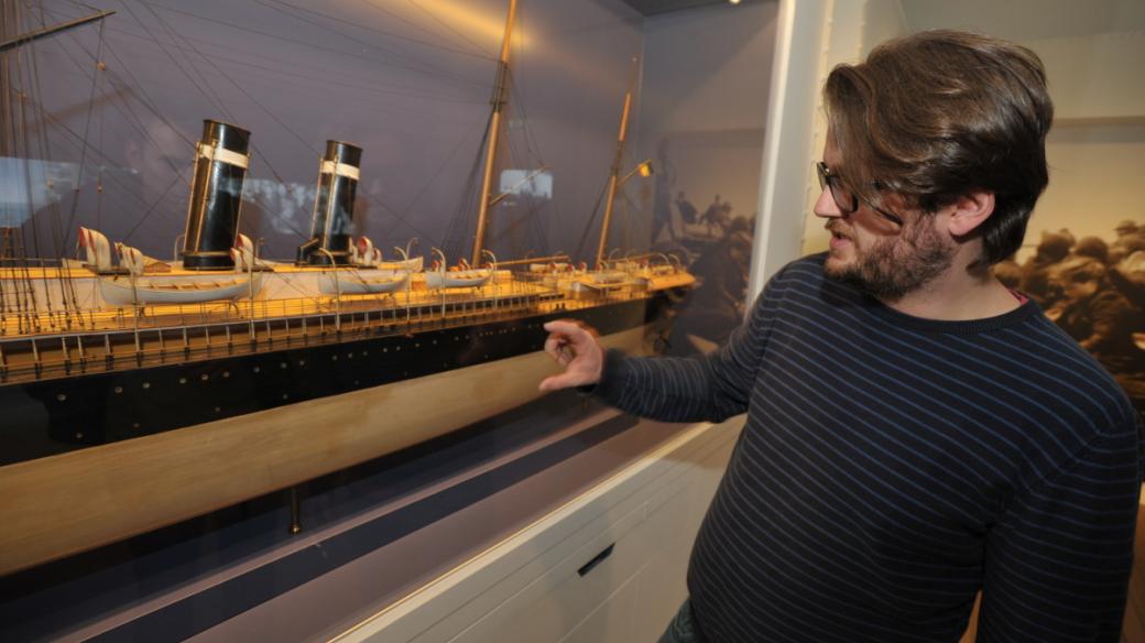 Kurátor muzea Bram Beelaert u modelu jedné z lodí společnosti Red Star Line