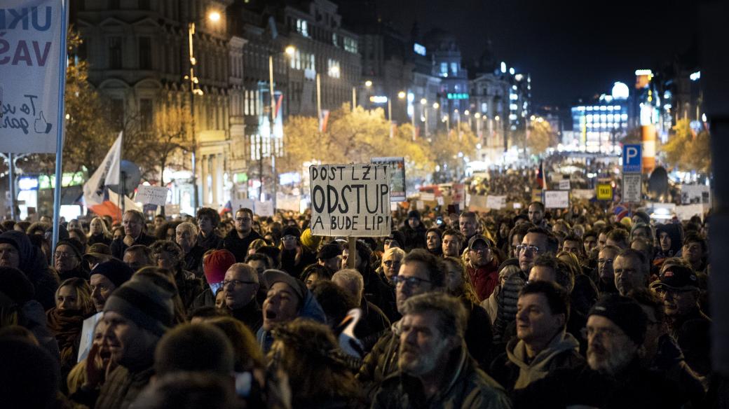 Demonstranti proti Babišovi zaplnili celou horní třetinu Václavského náměstí