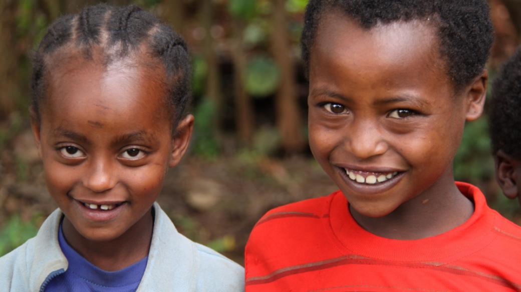 Děti v Etiopii mohou oslepnout kvůli nedostatečné léčbě a přetrvávajícím rituálům. Dnes šestileté Yeneneshe vrátili lékaři zrak