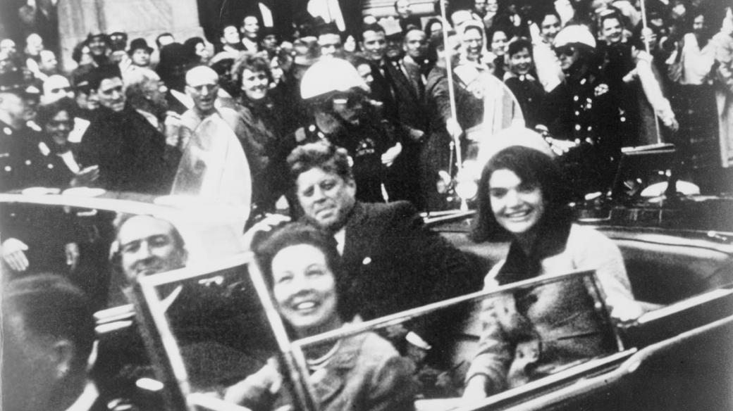 JFK s manželkou pár vteřin před smrtí v Dallasu 22. listopadu 1963
