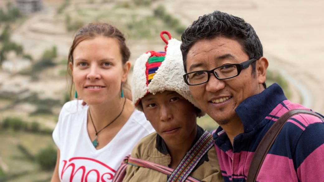 Jana Neboráková s tibetským chlapcem a spolupracovníkem Tenzinem