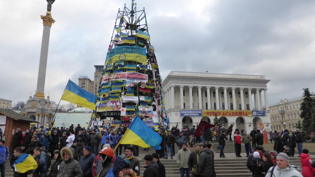 Novoroční strom je plný politických hesel