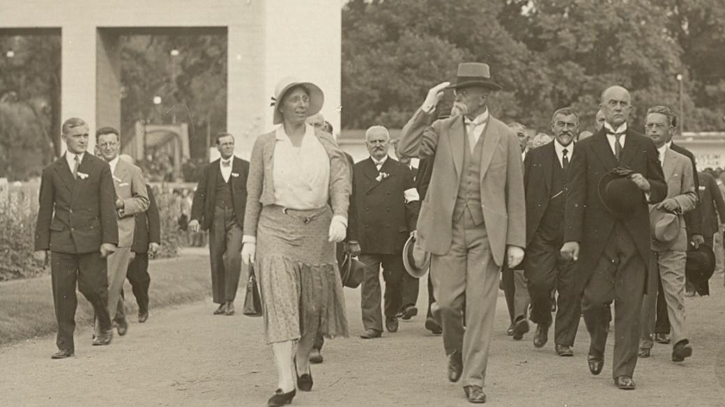 Prezident Tomáš Garrigue Masaryk při návštěvě všeobecné výstavy v Lounech  v červnu 1931, po jeho pravici dcera Alice