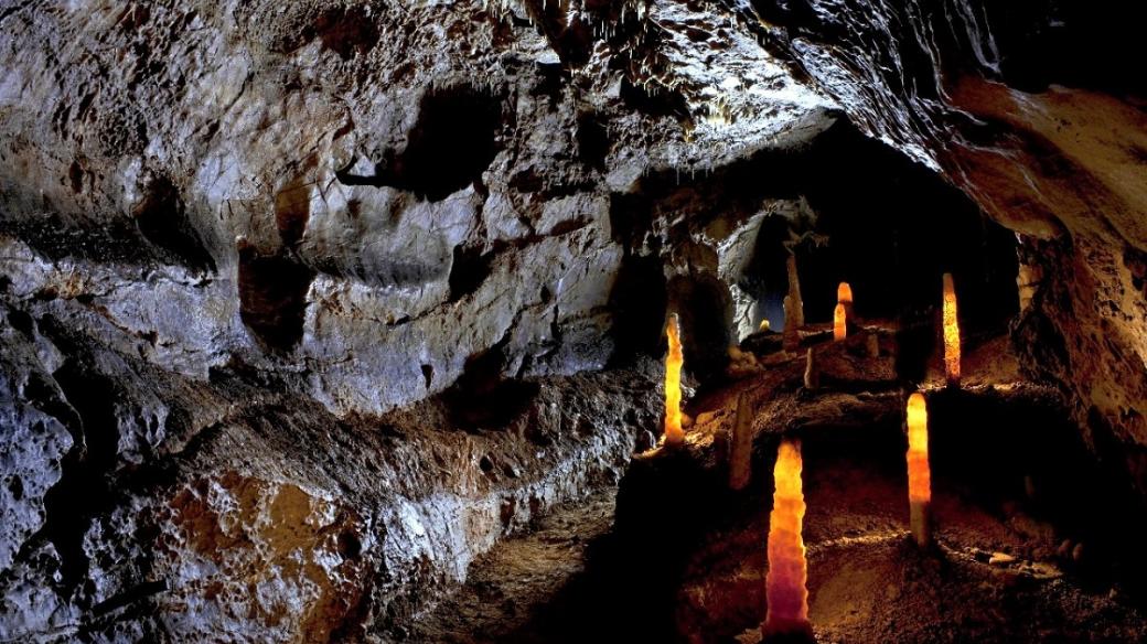 Osvětlená jeskyně