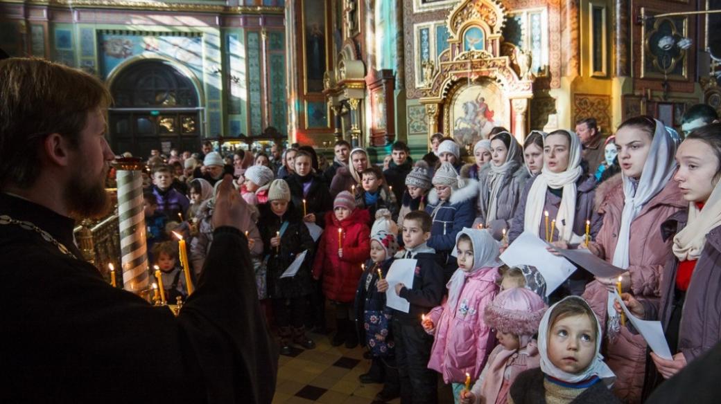 Ukrajinské děti se modlí za mír v zemi