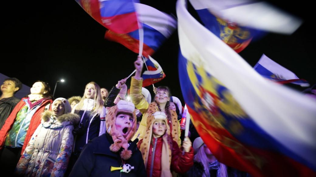 Ruské děti s vlajkami na zahájení olympijských her v Soči