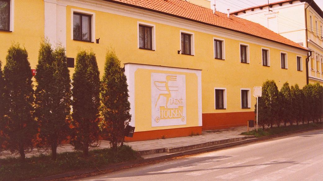 Hlavní budova Lázní Toušeň ve dne