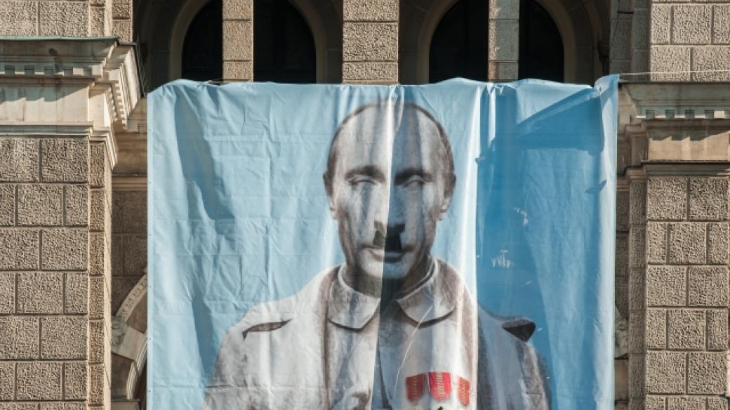 Plachta s diktátorskou podobou Putina na radnici v Liberci