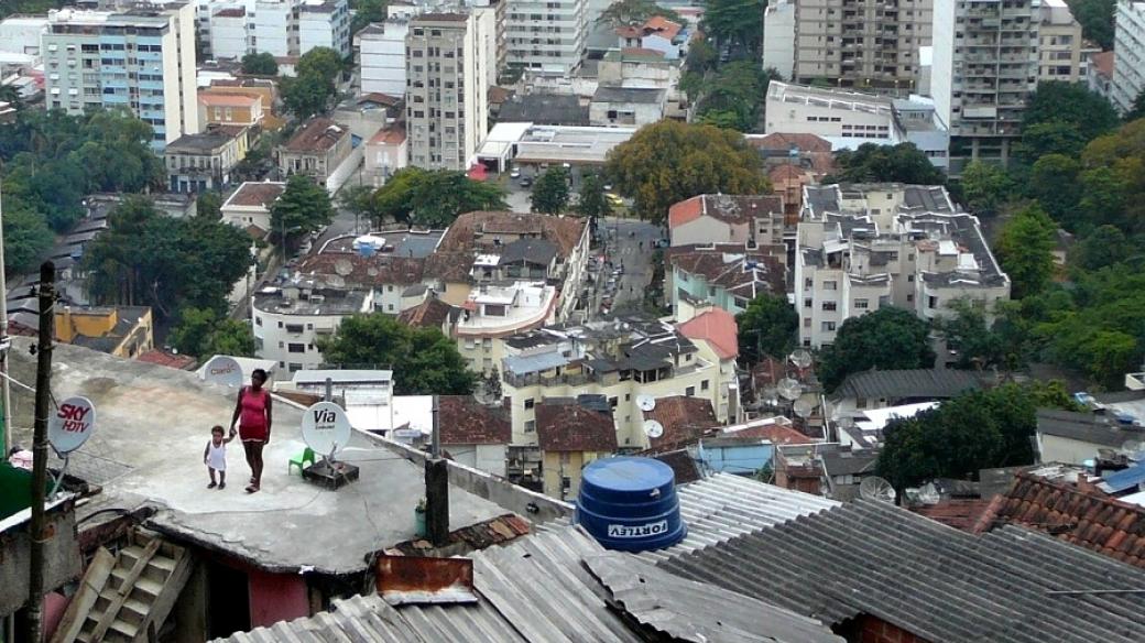 Chudí ve favelách v Riu de Janeiro bydlí vysoko nad těmi bohatými