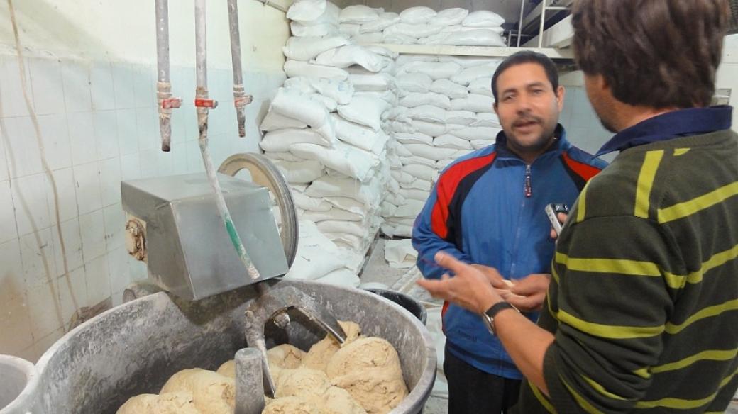 Egyptský pekař Fáris vysvětluje autorovi reportáže technologii hnětení arabské chlebové placky