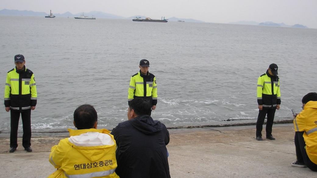 Atmosféra v přístavu je s přibývajícími dny od potopení trajektu Sewol stále tísnivější