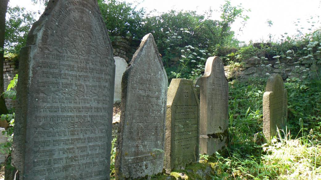 Na židovském hřbitově v Polné najdete na hrobech bohaté ornamenty