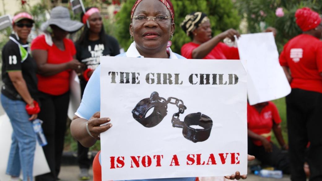 Ženy při demonstraci vyzývají vládu, aby vyvinula veškeré úsilí k osvobození 276 unesených školaček ze studentské koleje v Čiboku v severovýchodní Nigérii