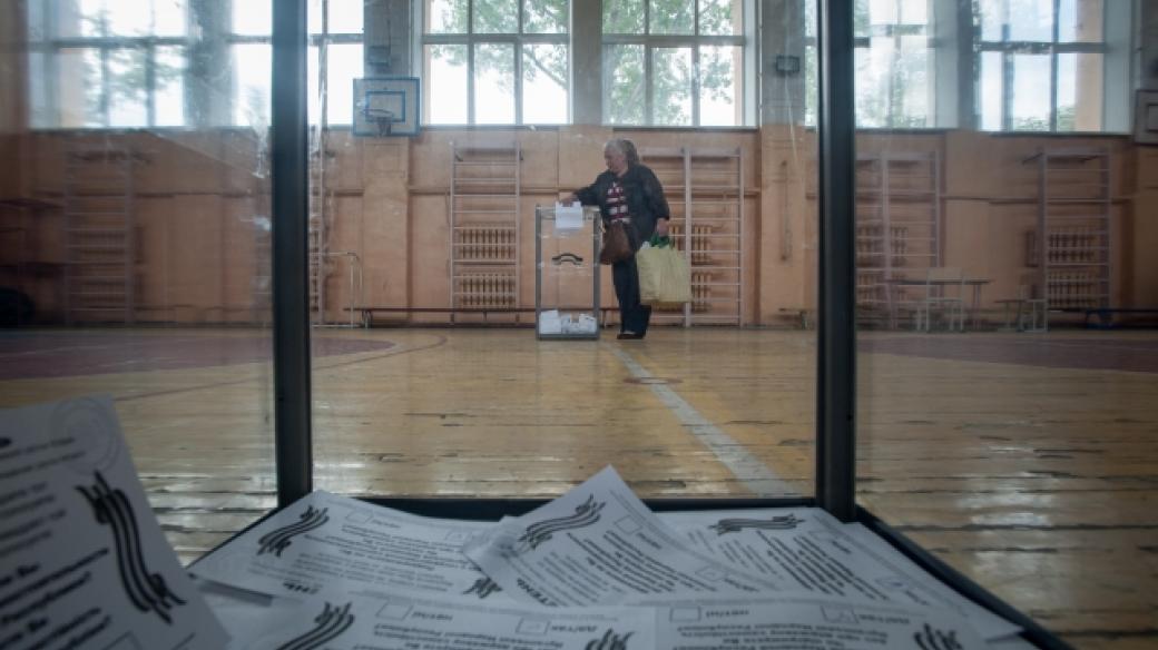 Hlasovací lístky byly při referendu o nezávislosti doněcké a luhanské republiky na Ukrajině v průhledných urnách