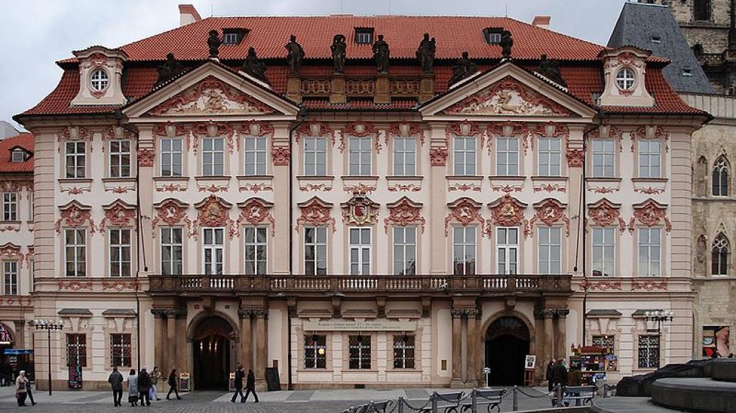 Mansardovou střechu má i pražský Palác Kinských.