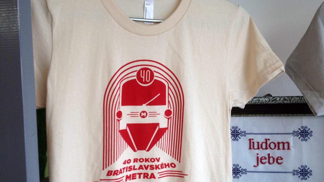 Jeden z designových obchodů v Bratislavě ke 40. výročí neexistujícího bratislavského metra vytvořil i tričko