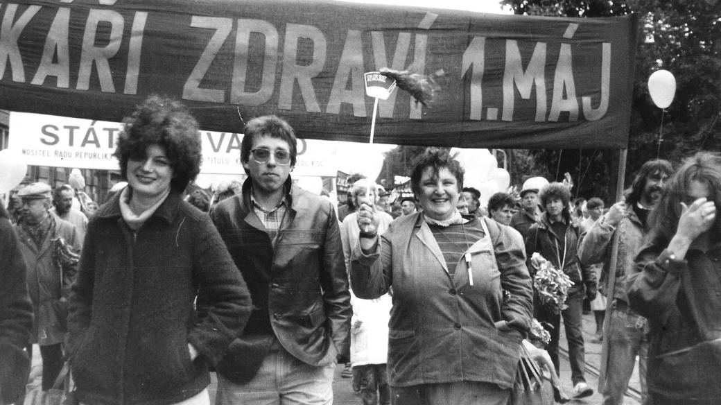 Brněnské disidentky v prvomájovém průvodu 1989: zleva Bronislava Müllerová a Eva Vidlařová