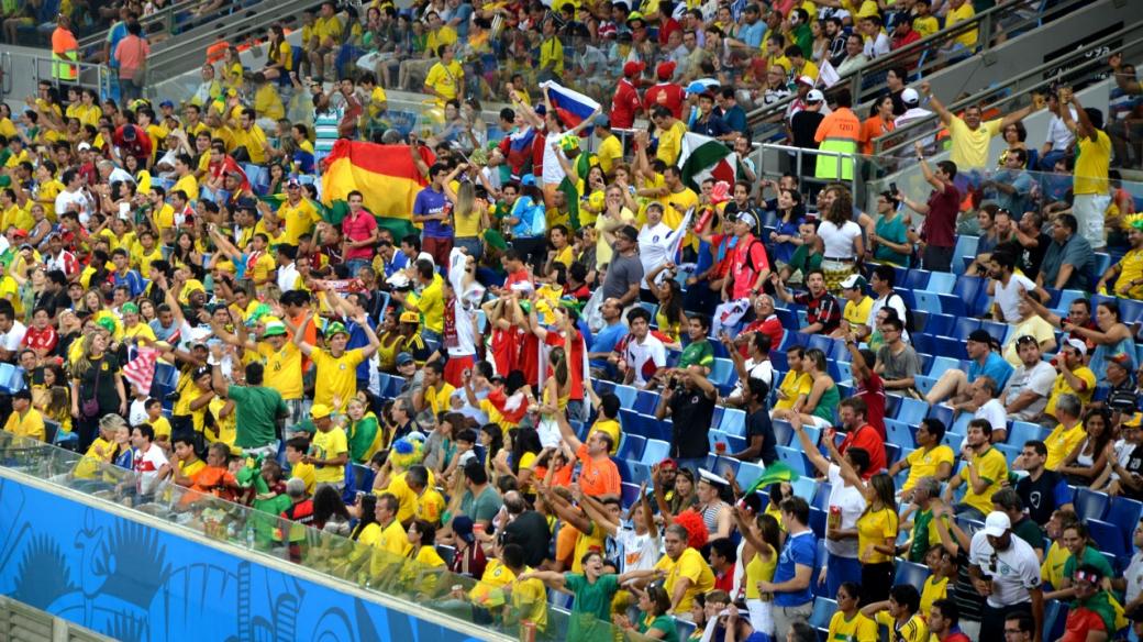Brazílie, MS ve fotbale. Na zápasu Ruska proti Jižní Koreji v Cuiabě fandili fanoušci ze všech zemí