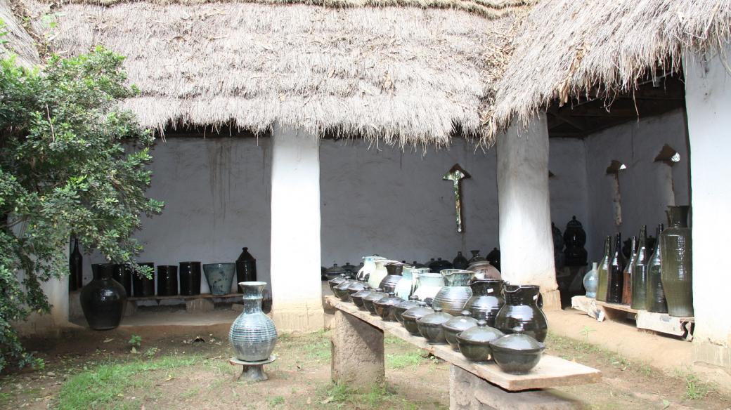Tady vzniká keramika, v níž se mimo jiné prodává i místní bambucké máslo