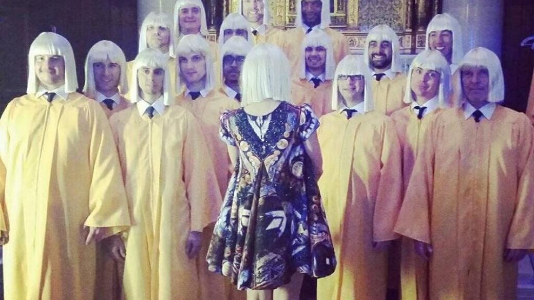 Sia a symbolika její nové desky - blond paruka