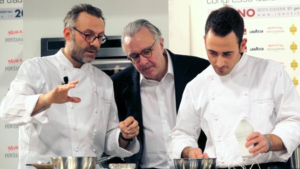 Alain Ducasse (uprostřed) patří k nejznámnějším kuchařům současnosti