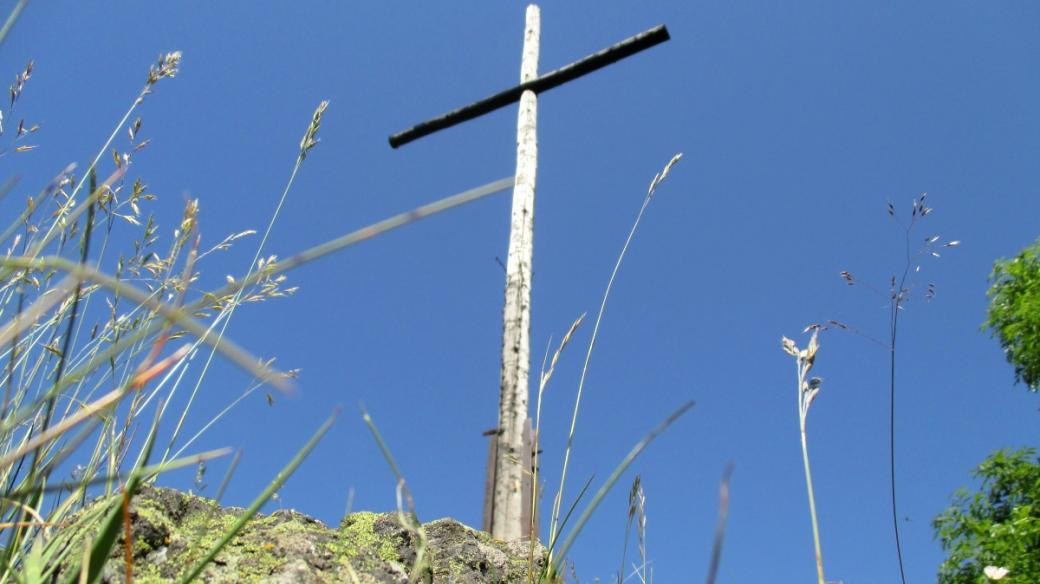 Popovský kříž na čedičovém útesu