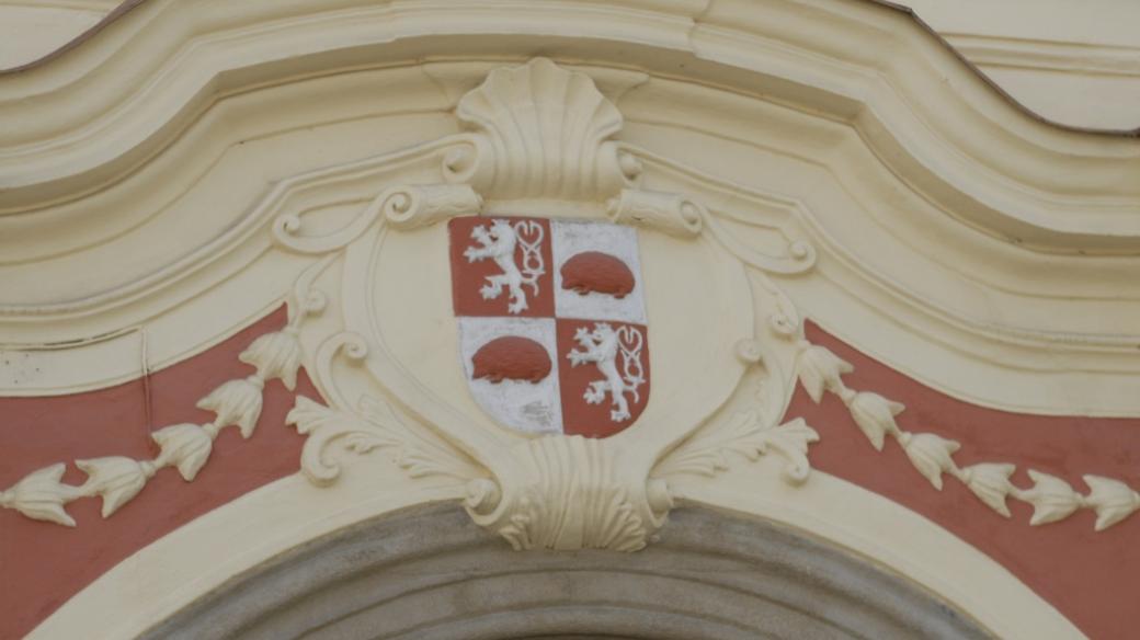 Znak města Jihlavy u vchodu do historické radnice