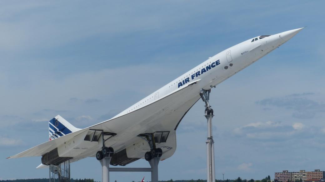 Vysoko nad střechou hangárů muzea v Sinsheimu se tyčí nadzvukový Concorde společnosti Air France