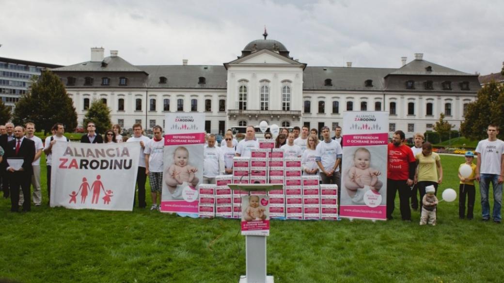 Odovzdanie petície za vyhlásenia referenda o ochrane rodiny prezidentovi Slovenska