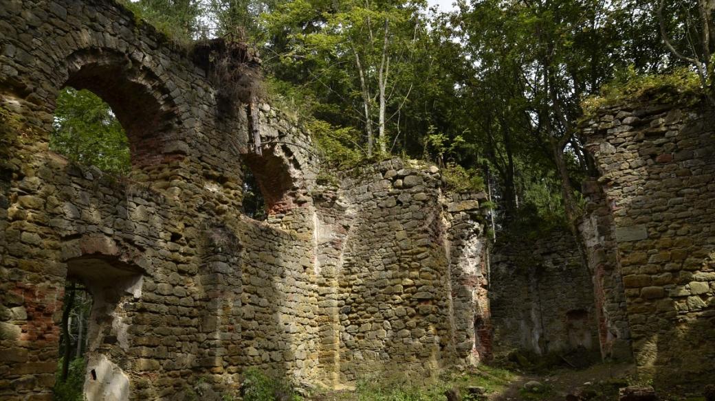 Ruiny kostelu Panny Marie u Zdoňova