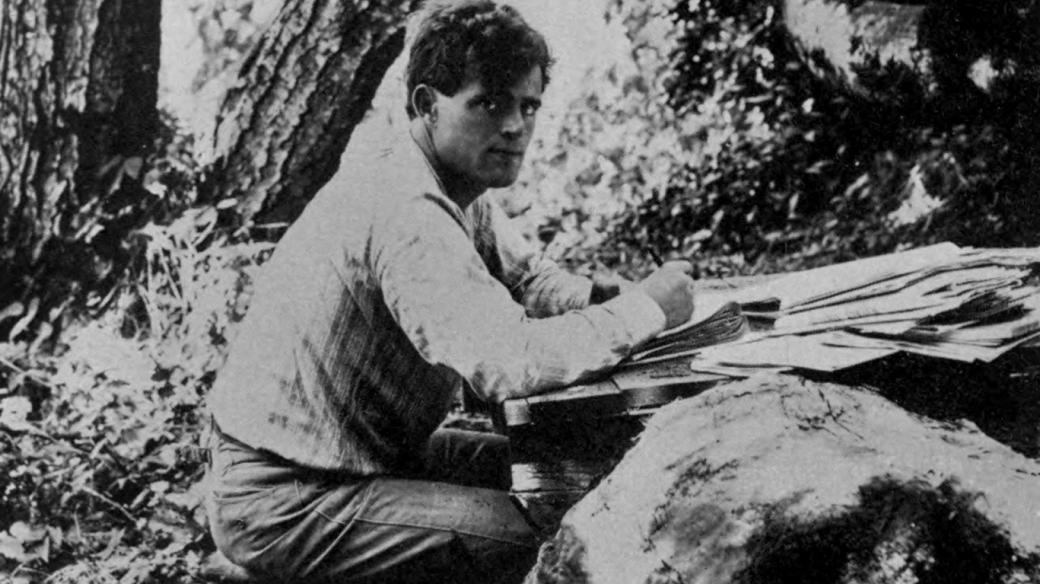 Jack London při psaní (1905)