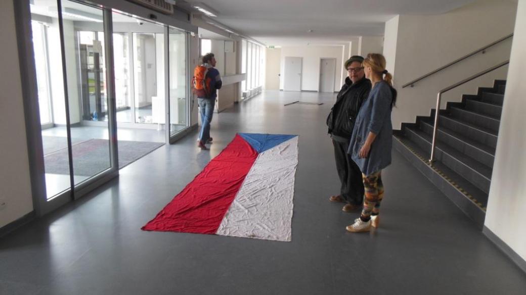 Vlajka položená na zem od Dalibora Bači  