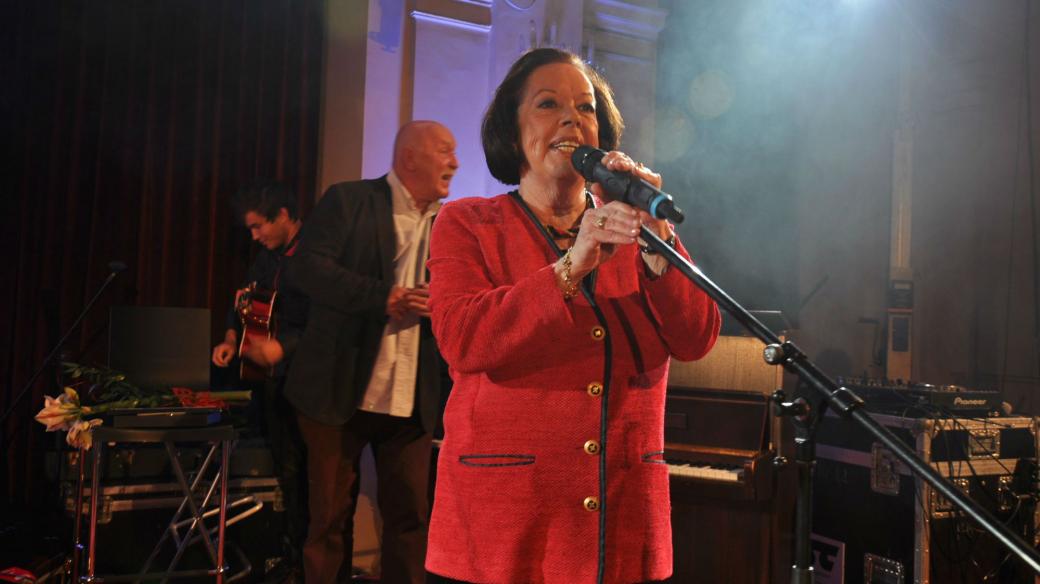 Zpěvačka roku 2014 Yvonne Přenosilová zazpívala píseň Frajer