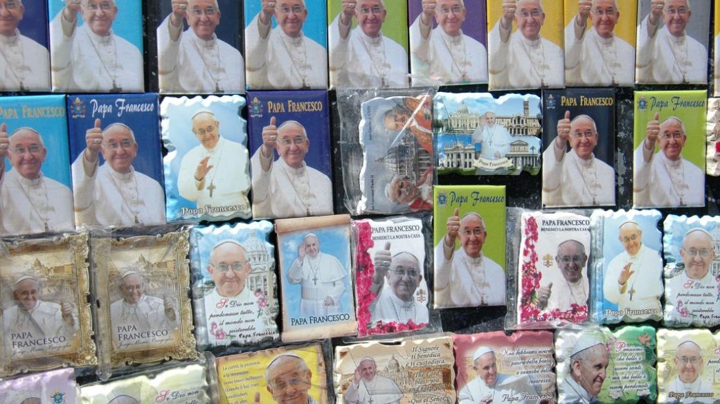 Magnetky s portrétem papeže Františka ve stánku se suvenýry ve Vatikánu