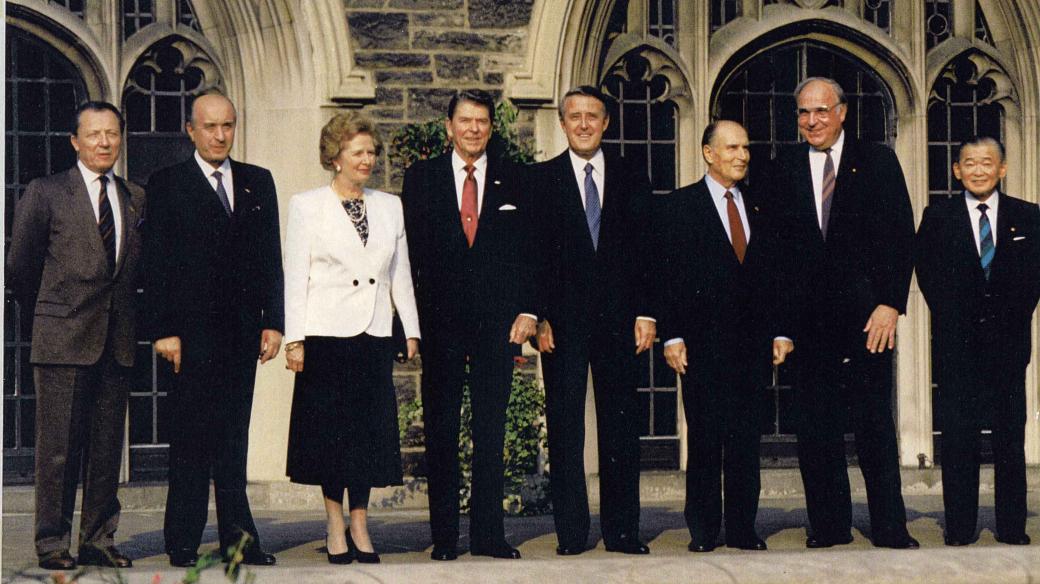 14. summit G7 v roce 1988. Zleva: Jacques Delors, Ciriaco De Mita, Margaret Thatcher, Ronald Reagan, Brian Mulroney, Francois Mitterrand, Helmut Kohl, Noboru Takeshita