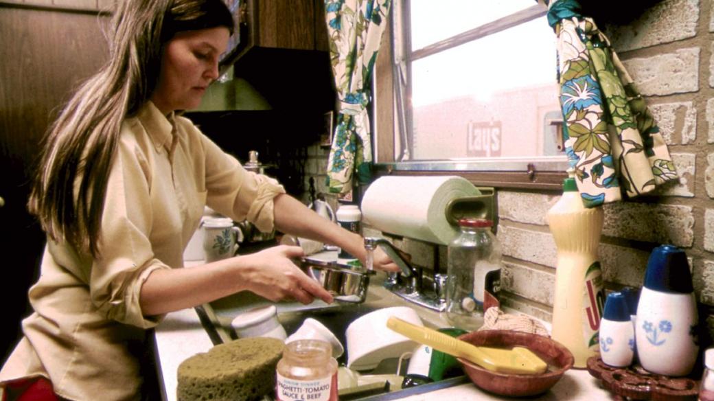 Neplacená práce v domácnosti je často prací, kterou vykonávají ženy  