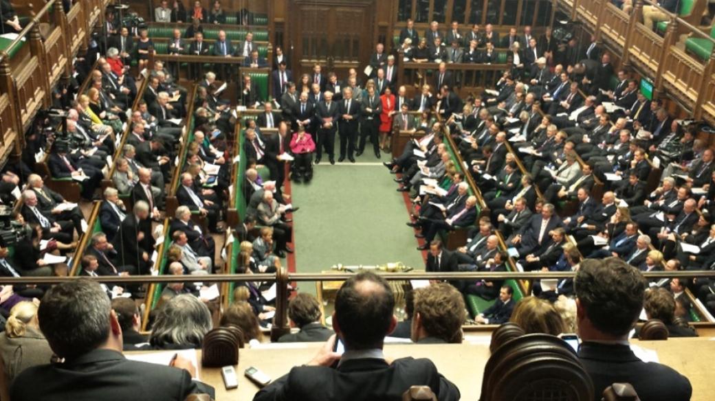 Ne náhodou připomíná sál britského parlamentu bojovou arénu