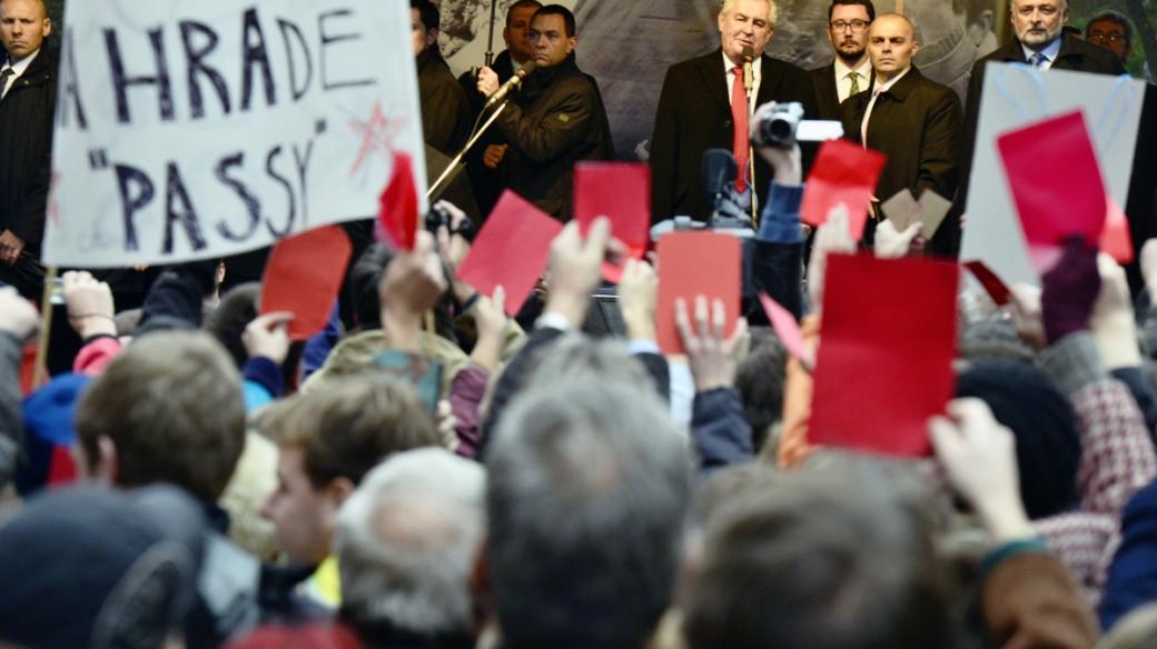 Stovky odpůrců přehlušily skandováním a pískotem projev Miloše Zemana na Albertově