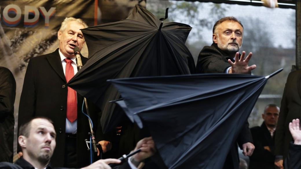 Ochranka kryje prezidenta Miloše Zemana deštníkem při protestech na Albertově