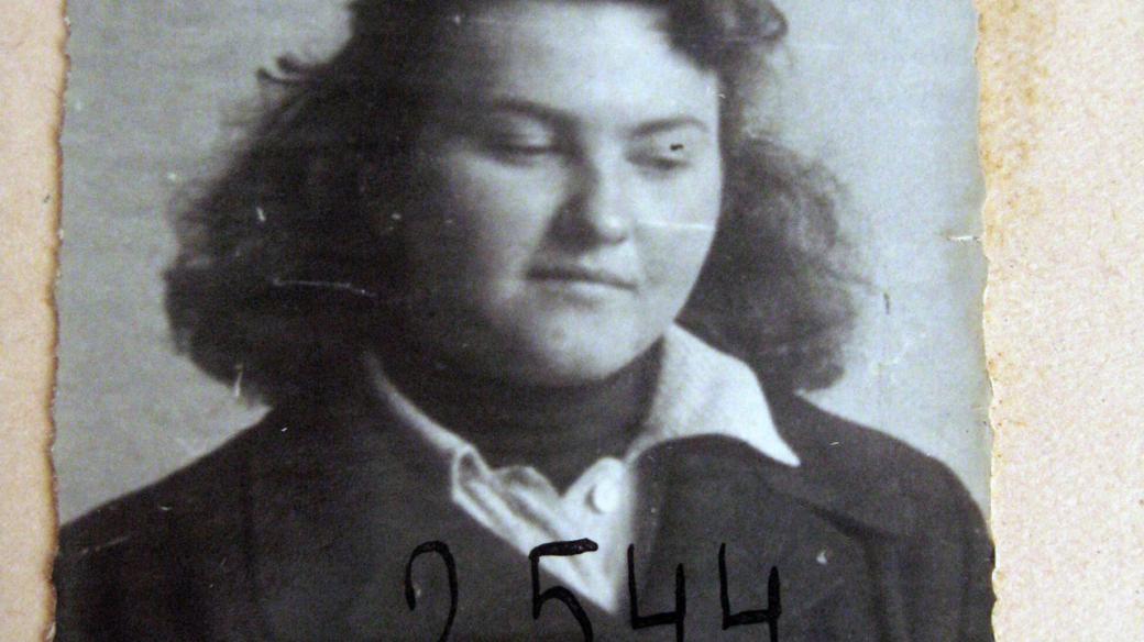 Eva Dušková před vězeňským fotoaparátem