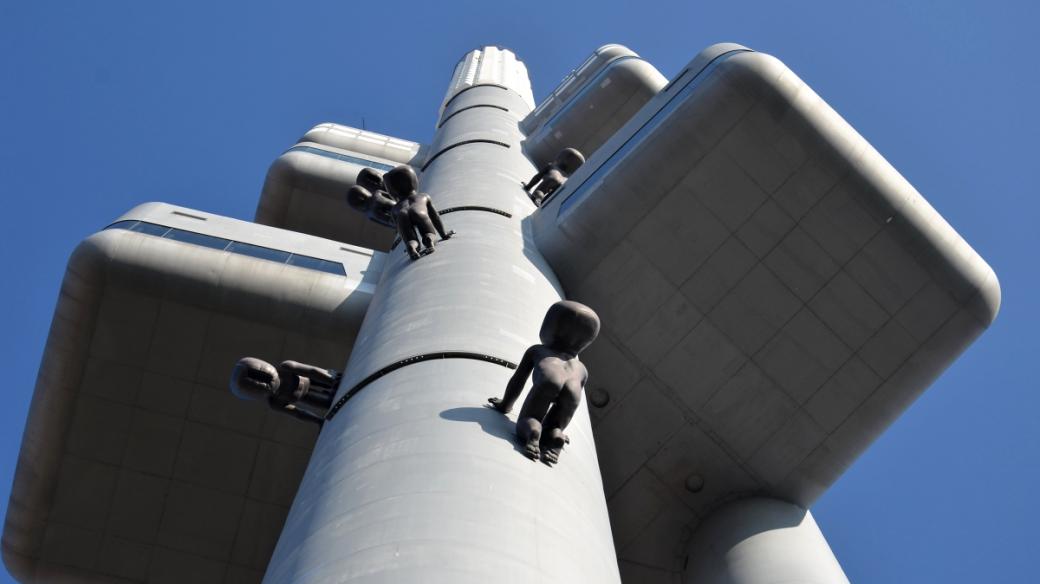 Po věži od roku 2000 šplhá 10 laminátových mimin Davida Černého