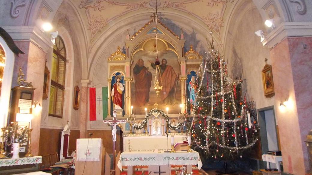 O Vánocích si v Maďarsku lidé berou do kostela židli, ze které jsou prý vidět čarodějnice